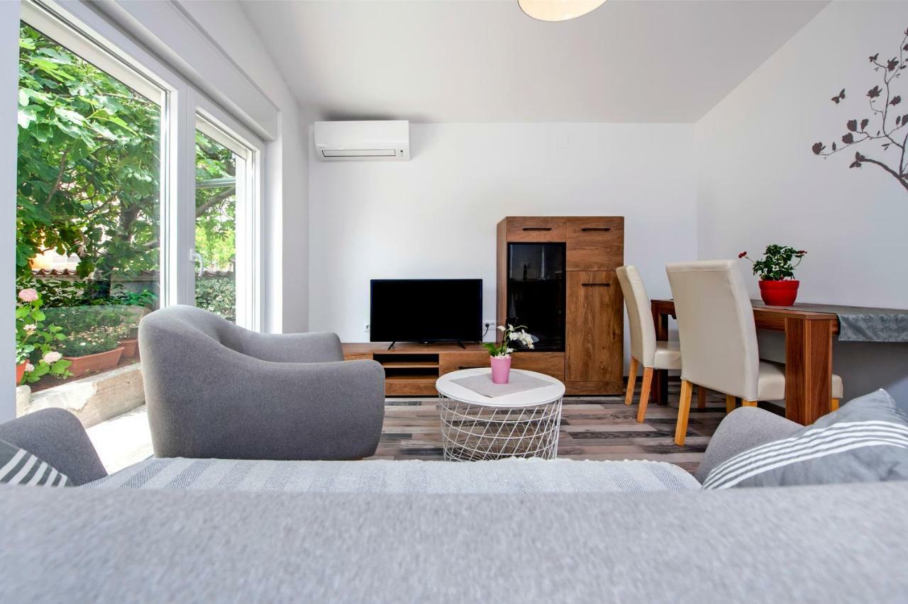 Paola Cozy Apartment Ровин Екстериор снимка